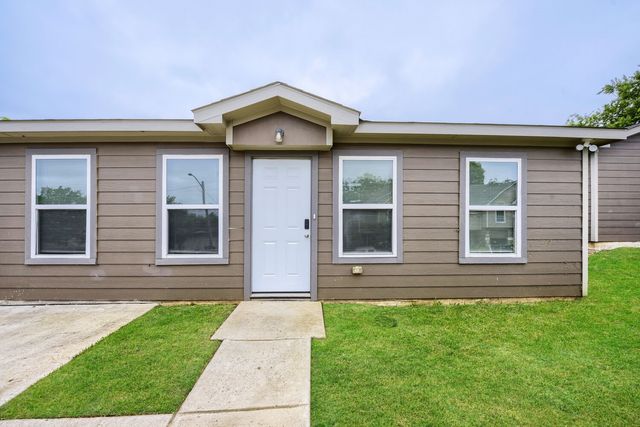1216 E Powell Avenue, Fort Worth, TX 76104