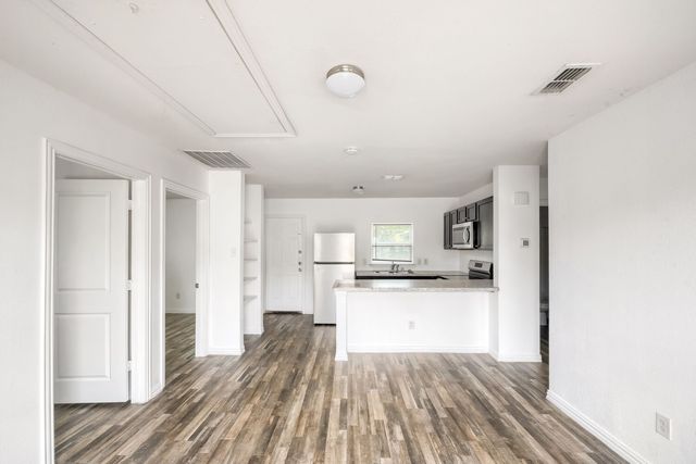 1216 E Powell Avenue, Fort Worth, TX 76104