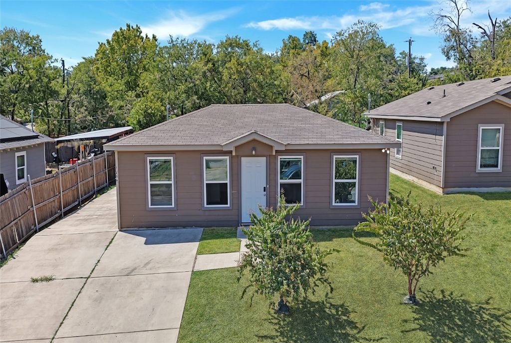 1216 E Powell Avenue, Fort Worth, TX 76104