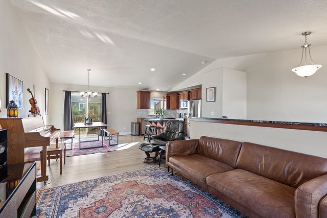 9806 E Hoffman Ct, Spokane, WA 99206