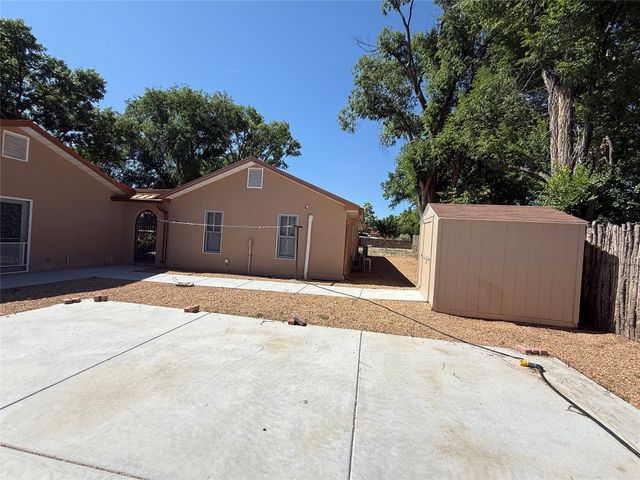 18 Walnut Loop, Espanola, NM 87532
