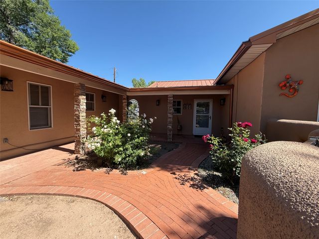 18 Walnut Loop, Espanola, NM 87532