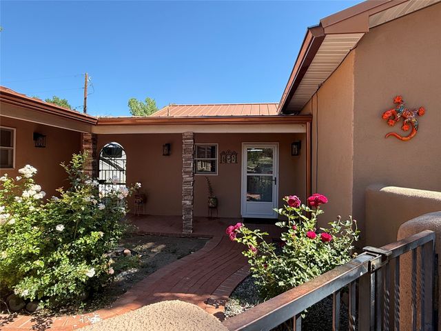18 Walnut Loop, Espanola, NM 87532