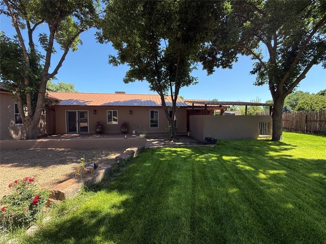 18 Walnut Loop, Espanola, NM 87532