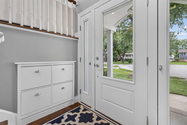 2S465 Barclay Place, Glen Ellyn, IL 60137