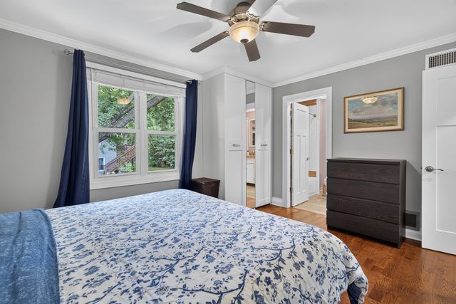 2S465 Barclay Place, Glen Ellyn, IL 60137