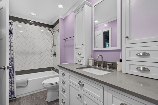 2S465 Barclay Place, Glen Ellyn, IL 60137