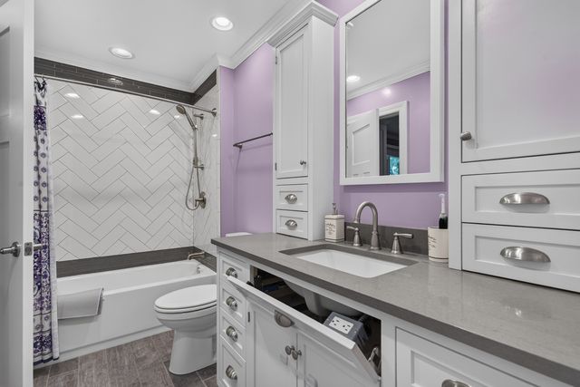 2S465 Barclay Place, Glen Ellyn, IL 60137