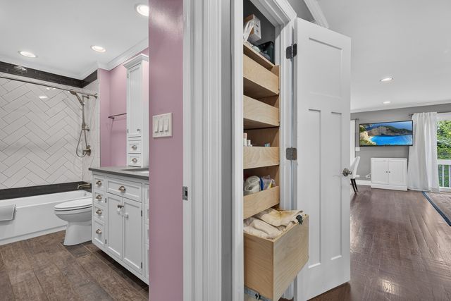 2S465 Barclay Place, Glen Ellyn, IL 60137