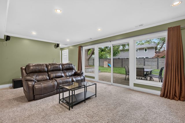 2S465 Barclay Place, Glen Ellyn, IL 60137