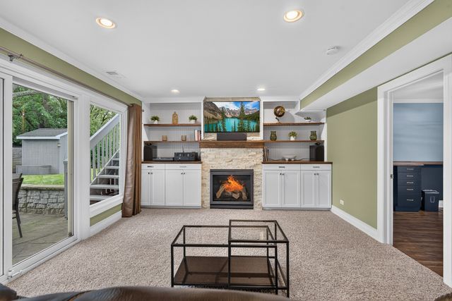 2S465 Barclay Place, Glen Ellyn, IL 60137
