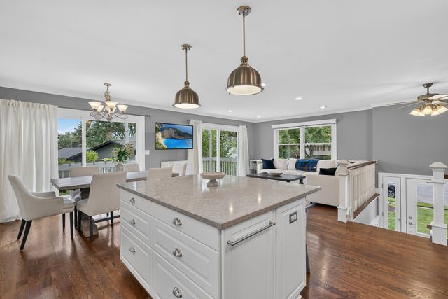 2S465 Barclay Place, Glen Ellyn, IL 60137