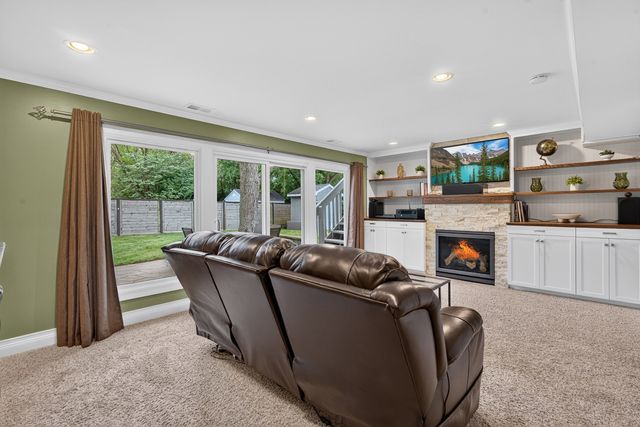2S465 Barclay Place, Glen Ellyn, IL 60137