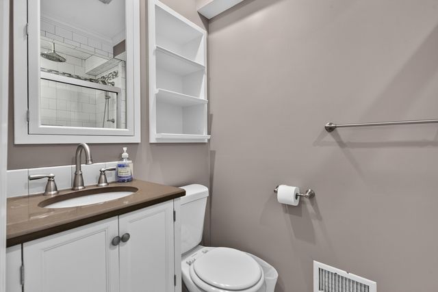 2S465 Barclay Place, Glen Ellyn, IL 60137
