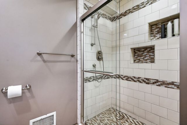 2S465 Barclay Place, Glen Ellyn, IL 60137