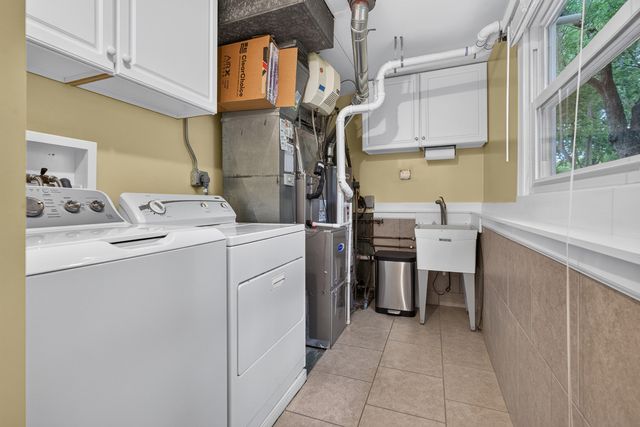 2S465 Barclay Place, Glen Ellyn, IL 60137
