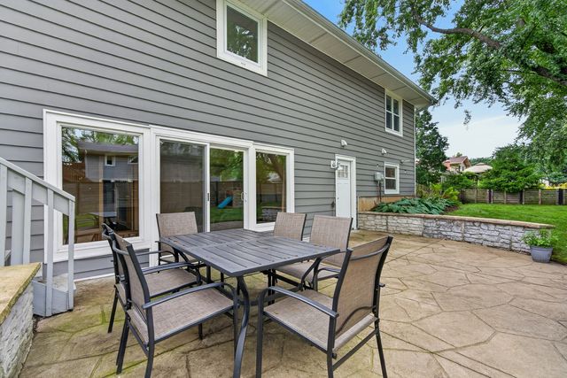 2S465 Barclay Place, Glen Ellyn, IL 60137