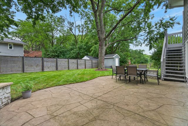 2S465 Barclay Place, Glen Ellyn, IL 60137