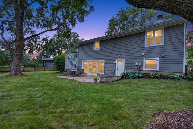 2S465 Barclay Place, Glen Ellyn, IL 60137