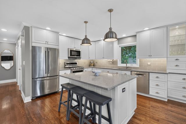 2S465 Barclay Place, Glen Ellyn, IL 60137