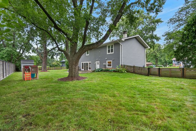 2S465 Barclay Place, Glen Ellyn, IL 60137
