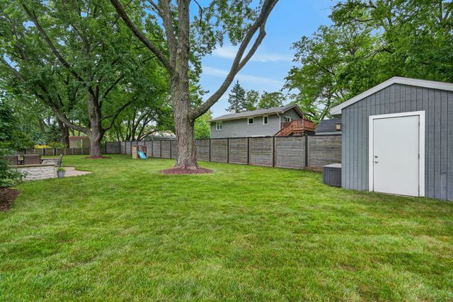 2S465 Barclay Place, Glen Ellyn, IL 60137