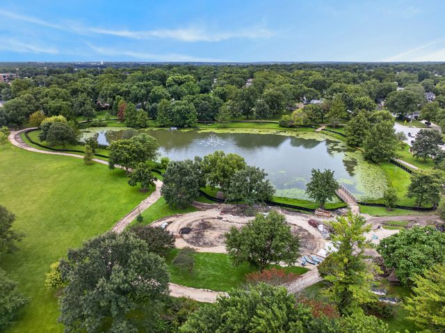 2S465 Barclay Place, Glen Ellyn, IL 60137