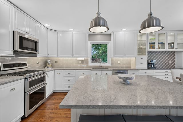 2S465 Barclay Place, Glen Ellyn, IL 60137