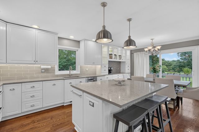 2S465 Barclay Place, Glen Ellyn, IL 60137