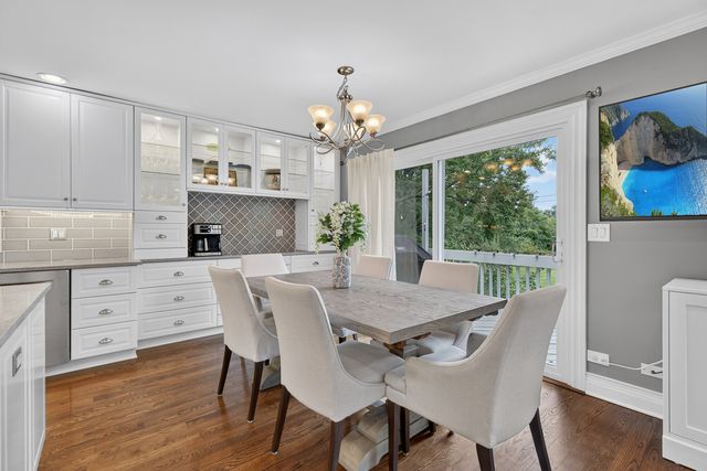 2S465 Barclay Place, Glen Ellyn, IL 60137