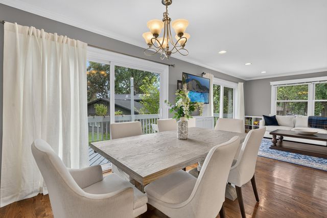 2S465 Barclay Place, Glen Ellyn, IL 60137