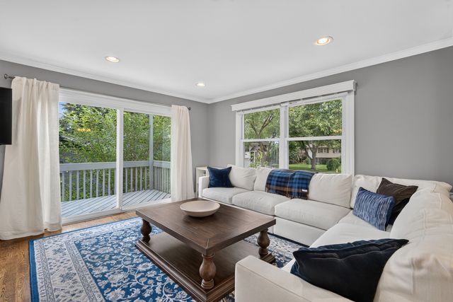 2S465 Barclay Place, Glen Ellyn, IL 60137