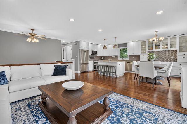 2S465 Barclay Place, Glen Ellyn, IL 60137