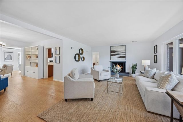 861 Crescent Boulevard, Glen Ellyn, IL 60137