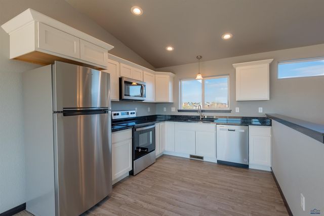 665 LIBERTY PARK DR, Box Elder, SD 57719