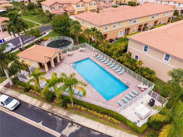 323 Versailles Lane, Vero Beach, FL 32960