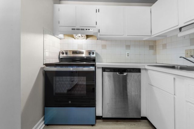 12 English Village Rd Apt 201, Manchester, NH 03102