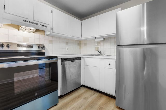 12 English Village Rd Apt 201, Manchester, NH 03102