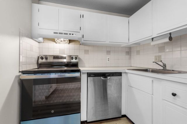 12 English Village Rd Apt 201, Manchester, NH 03102