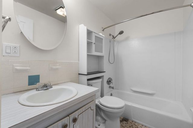 12 English Village Rd Apt 201, Manchester, NH 03102