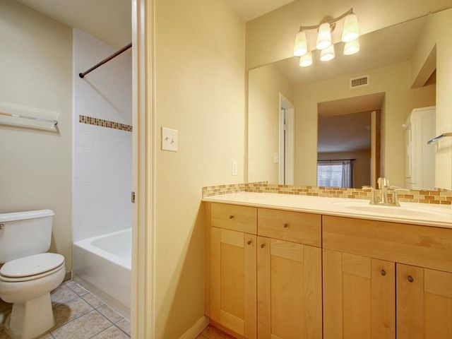 7685 Northcross DR 221, Austin, TX 78757