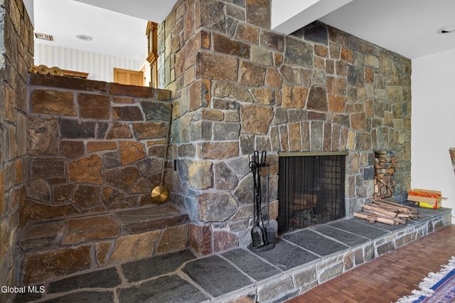 1283 Hawthorn Road, Niskayuna, NY 12309