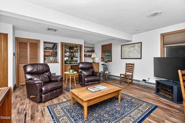 1283 Hawthorn Road, Niskayuna, NY 12309