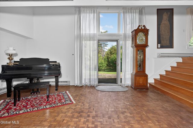 1283 Hawthorn Road, Niskayuna, NY 12309
