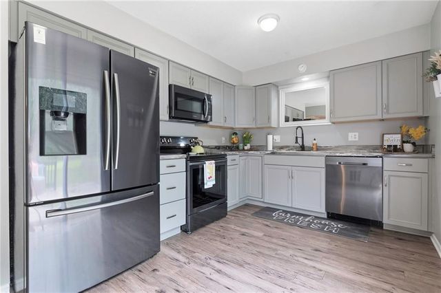 203 W Foxwood Drive, Raymore, MO 64083