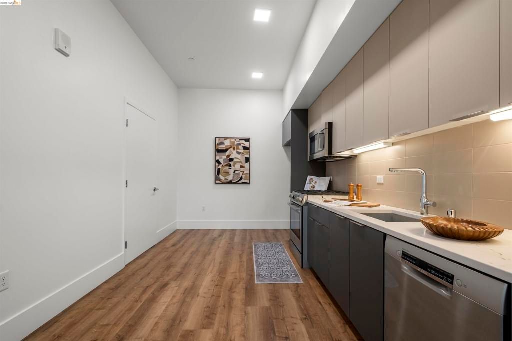 Image 10 of property listing at 1545 32nd Street 101, Oakland, CA 94608