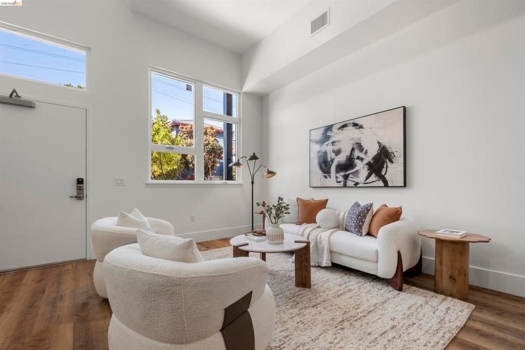 Image 3 of property listing at 1545 32nd Street 101, Oakland, CA 94608