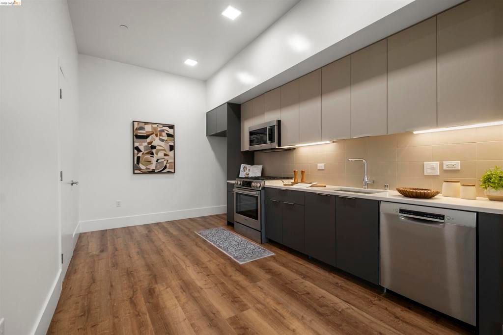 Image 9 of property listing at 1545 32nd Street 101, Oakland, CA 94608