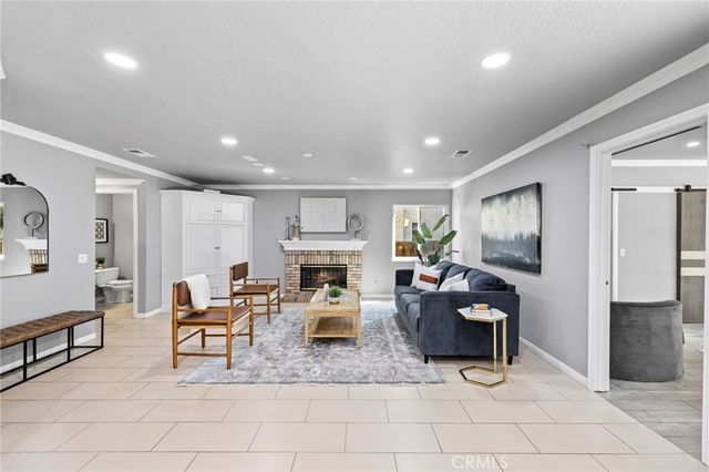 74 Linhaven, Irvine, CA 92602