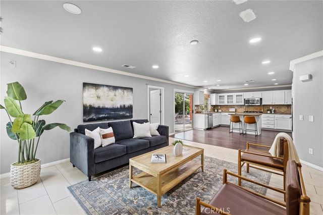 74 Linhaven, Irvine, CA 92602